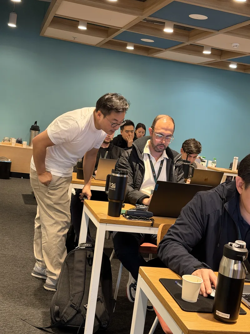 Participantes em prática com os notebooks abertos na imersão de setembro