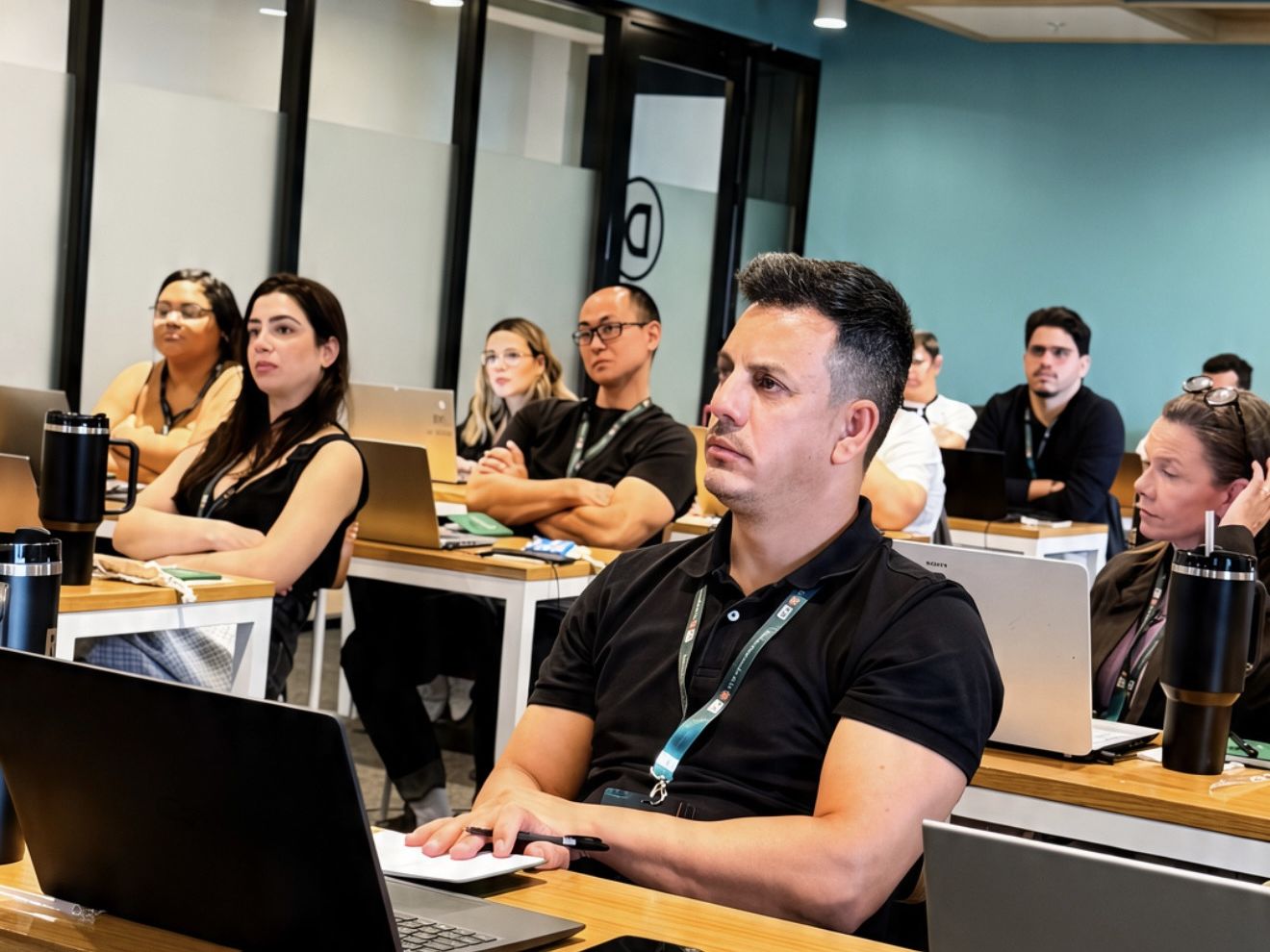 Participantes acompanhando com os notebooks abertos durante a manhã